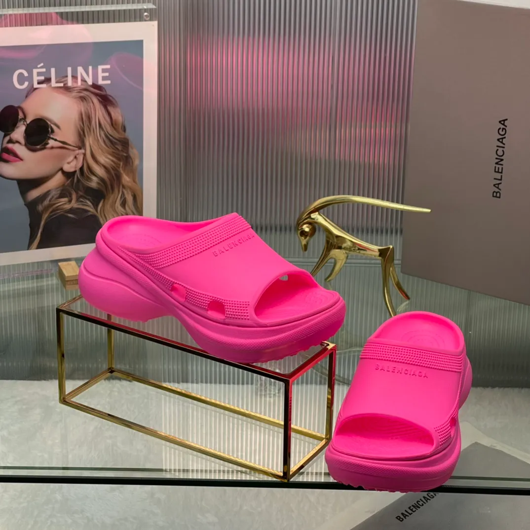 👟👟Ex-factory price 380👟👟 35-41 ‍🔥 ‍🔥 ‍🔥Balenciaga’s latest hole-in-the-wall slippers are now available! 🎉🎉🎉A sandal that is popular on Instagram, 🎊🎊🎊 and all major platforms of Xiaohongshu! Made of high-tech materials and molded in one piece, it is lightweight, wear-resistant, and waterproof! ✨✨✨ The heel height is 6CM. The colors are being added one after another to meet your various color combinations and different needs. A very cost-effective product!